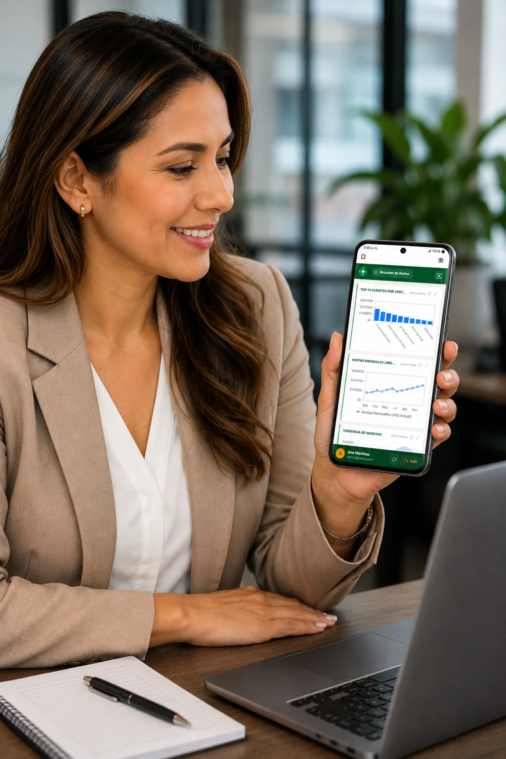 Ejecutiva consultando el resumen de ventas de Best-ERP desde su teléfono